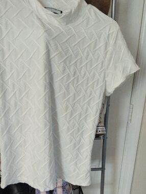 Discreet White Short-Sleeve Textured Tee
